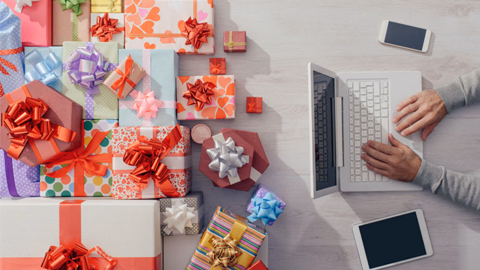 how to pitch for the holidays