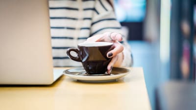 job-seeker at coffee shop on weekend searching for jobs