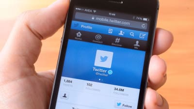 8 Media and Marketing Experts to Follow on Twitter