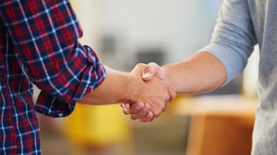 job candidate shaking the hand of a hiring manager