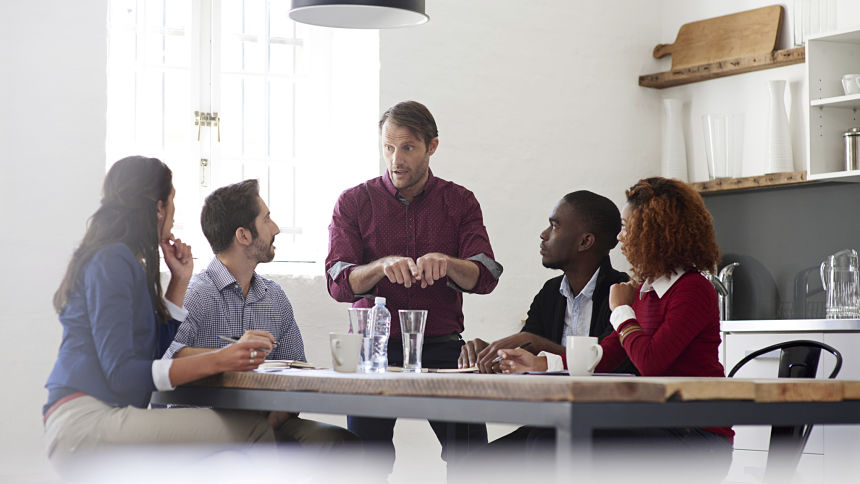 What does a managing editor do?